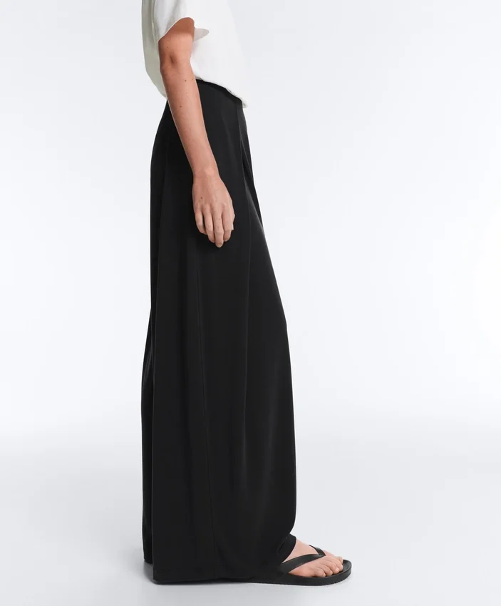 Pantalon droit en mélange de modal avec plis sur les côtés Pantalon droit en mélange de modal avec plis sur les côtés