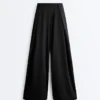 Pantalon droit en mélange de modal avec plis sur les côtés Pantalon droit en mélange de modal avec plis sur les côtés