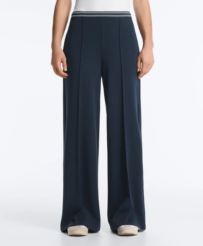 Pantalon droit en piqué avec passepoil contrasté Pantalon droit en piqué avec passepoil contrasté