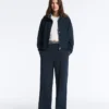 Pantalon droit en piqué avec passepoil contrasté Pantalon droit en piqué avec passepoil contrasté