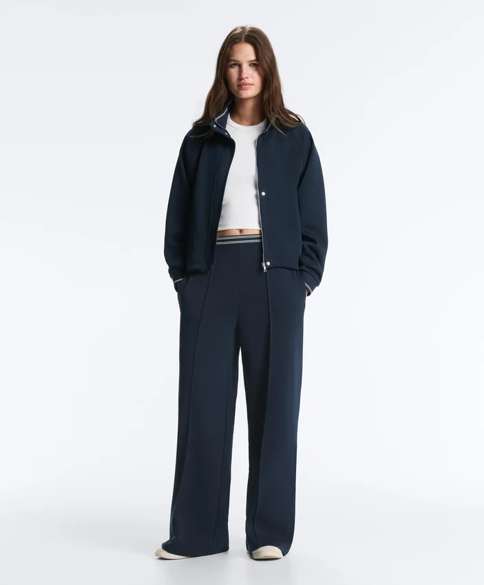 Pantalon droit en piqué avec passepoil contrasté Pantalon droit en piqué avec passepoil contrasté