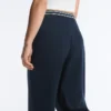 Pantalon droit en piqué avec passepoil contrasté Pantalon droit en piqué avec passepoil contrasté