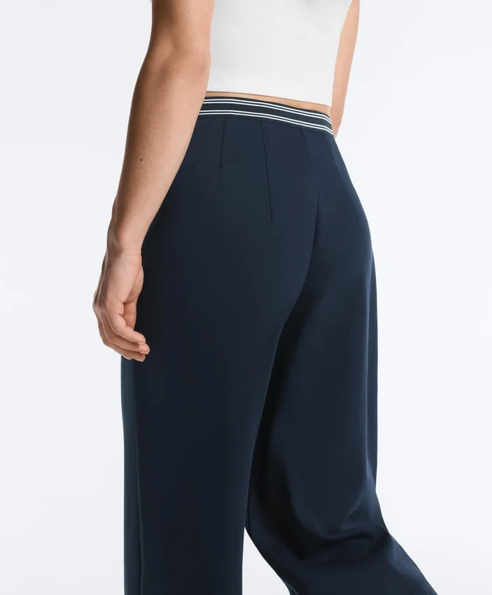 Pantalon droit en piqué avec passepoil contrasté Pantalon droit en piqué avec passepoil contrasté