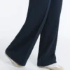 Pantalon droit en piqué avec passepoil contrasté Pantalon droit en piqué avec passepoil contrasté