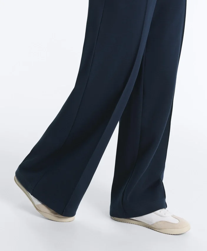 Pantalon droit en piqué avec passepoil contrasté Pantalon droit en piqué avec passepoil contrasté