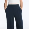 Pantalon droit en piqué avec passepoil contrasté Pantalon droit en piqué avec passepoil contrasté