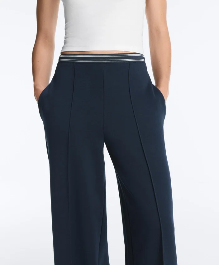 Pantalon droit en piqué avec passepoil contrasté Pantalon droit en piqué avec passepoil contrasté