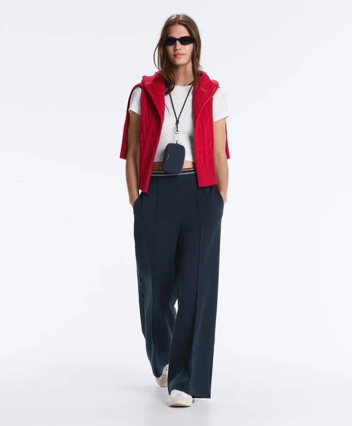 Pantalon droit en piqué avec passepoil contrasté Pantalon droit en piqué avec passepoil contrasté