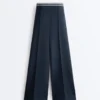 Pantalon droit en piqué avec passepoil contrasté Pantalon droit en piqué avec passepoil contrasté
