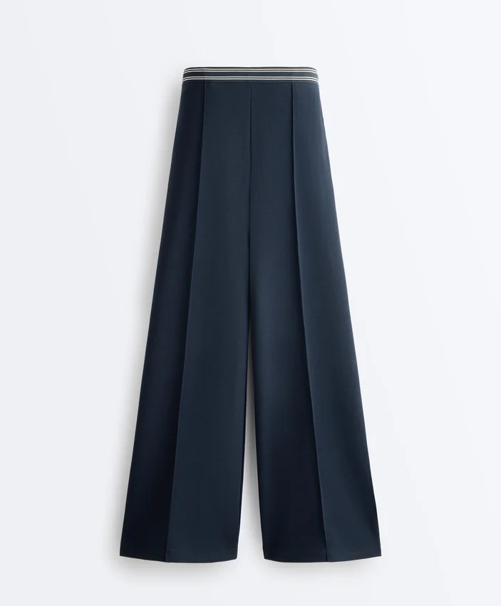 Pantalon droit en piqué avec passepoil contrasté Pantalon droit en piqué avec passepoil contrasté