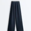 Pantalon droit en piqué avec passepoil contrasté Pantalon droit en piqué avec passepoil contrasté