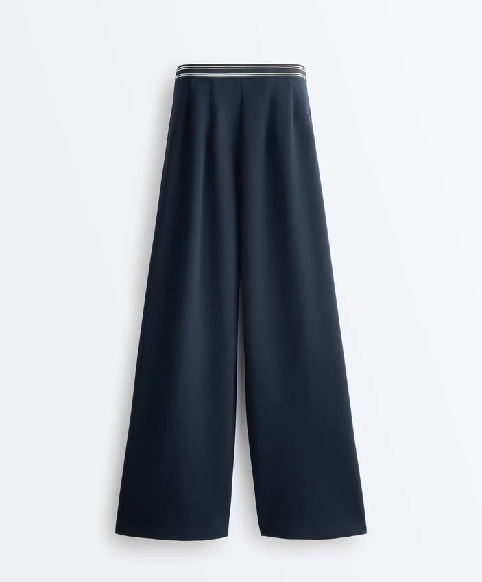Pantalon droit en piqué avec passepoil contrasté Pantalon droit en piqué avec passepoil contrasté