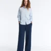 Pantalon droit en sergé avec bande latérale Pantalon droit en sergé avec bande latérale