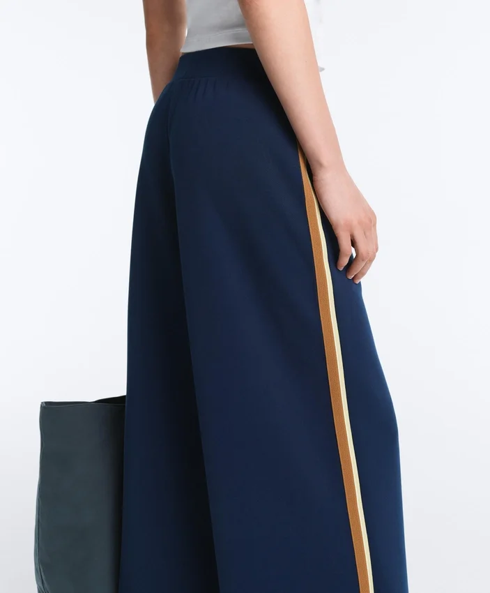 Pantalon droit en sergé avec bande latérale Pantalon droit en sergé avec bande latérale