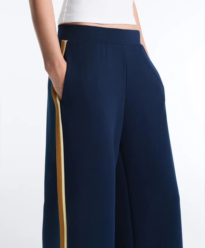 Pantalon droit en sergé avec bande latérale Pantalon droit en sergé avec bande latérale