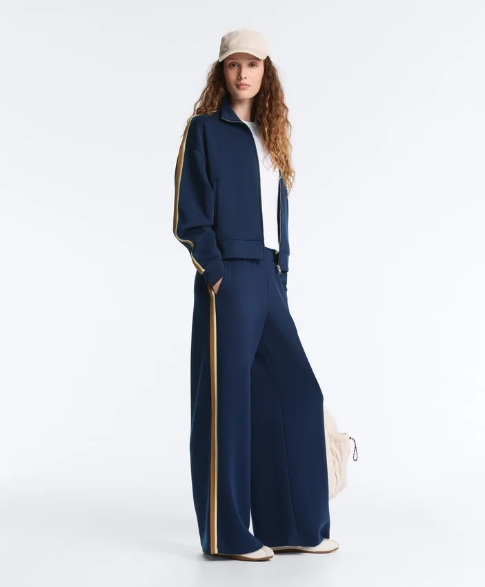 Pantalon droit en sergé avec bande latérale Pantalon droit en sergé avec bande latérale