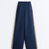 Pantalon droit en sergé avec bande latérale Pantalon droit en sergé avec bande latérale