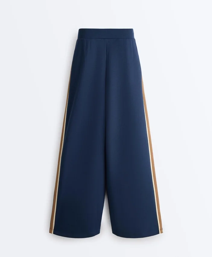 Pantalon droit en sergé avec bande latérale Pantalon droit en sergé avec bande latérale