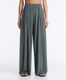 Pantalon fluide avec taille plissée en mélange de modal