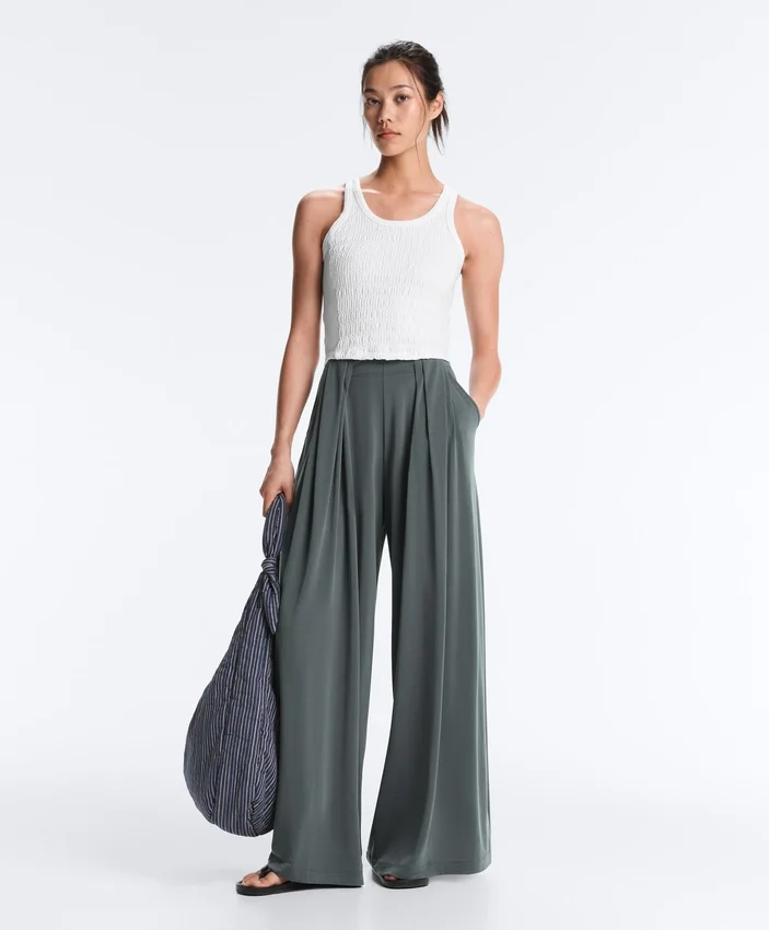 Pantalon fluide avec taille plissée en mélange de modal Pantalon fluide avec taille plissée en mélange de modal