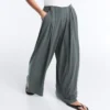 Pantalon fluide avec taille plissée en mélange de modal Pantalon fluide avec taille plissée en mélange de modal