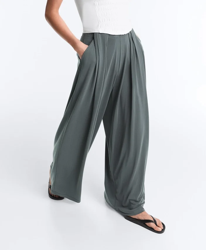 Pantalon fluide avec taille plissée en mélange de modal Pantalon fluide avec taille plissée en mélange de modal