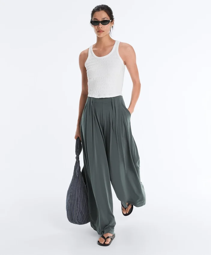 Pantalon fluide avec taille plissée en mélange de modal Pantalon fluide avec taille plissée en mélange de modal