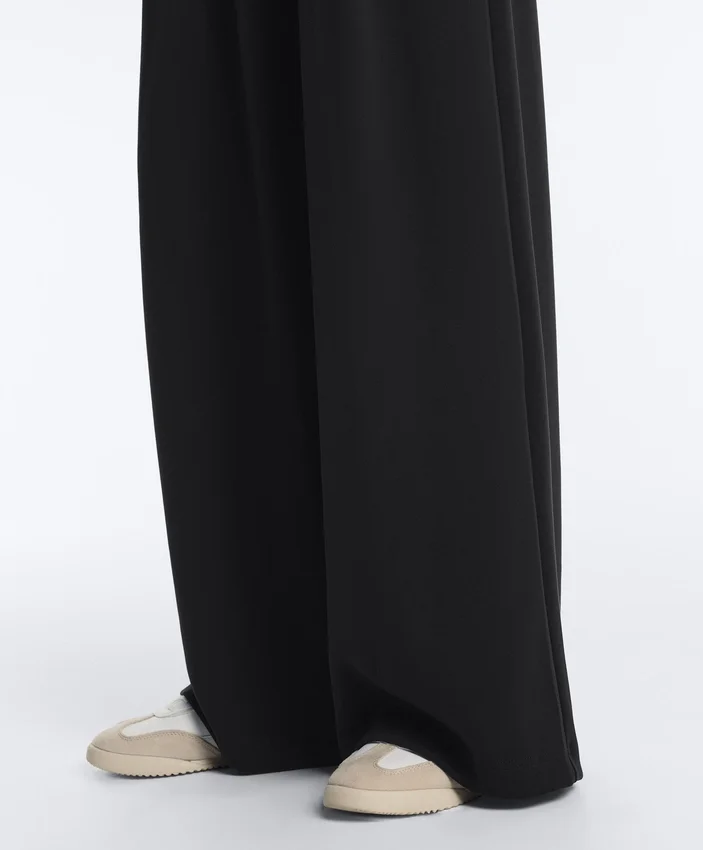 Pantalon à jambes larges en modal Soft Touch avec plis à la taille Pantalon à jambes larges en modal Soft Touch avec plis à la taille