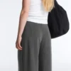 Pantalon à jambes larges en modal Soft Touch à fines rayures Pantalon à jambes larges en modal Soft Touch à fines rayures
