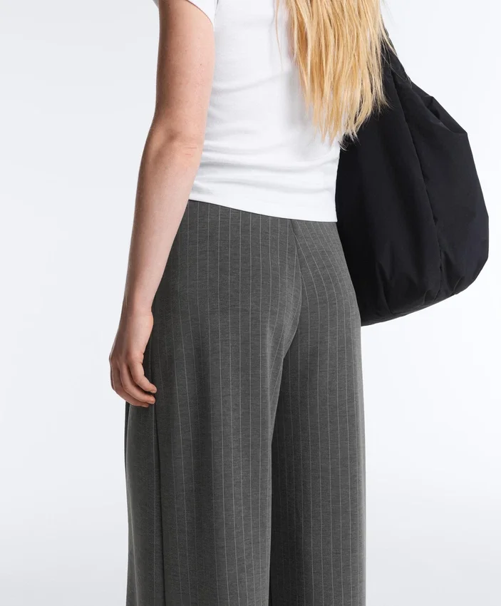 Pantalon à jambes larges en modal Soft Touch à fines rayures Pantalon à jambes larges en modal Soft Touch à fines rayures