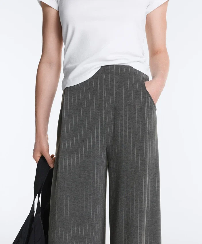 Pantalon à jambes larges en modal Soft Touch à fines rayures Pantalon à jambes larges en modal Soft Touch à fines rayures