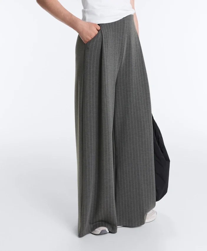 Pantalon à jambes larges en modal Soft Touch à fines rayures Pantalon à jambes larges en modal Soft Touch à fines rayures