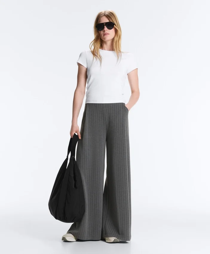 Pantalon à jambes larges en modal Soft Touch à fines rayures Pantalon à jambes larges en modal Soft Touch à fines rayures