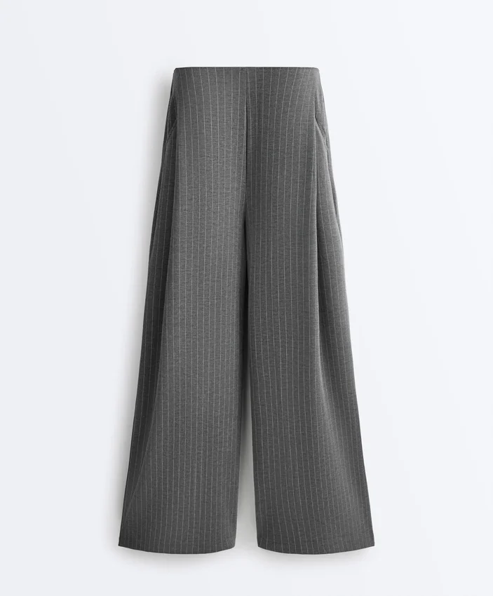 Pantalon à jambes larges en modal Soft Touch à fines rayures Pantalon à jambes larges en modal Soft Touch à fines rayures