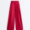 Pantalon à jambes larges en piqué plissé avec coton Pantalon à jambes larges en piqué plissé avec coton
