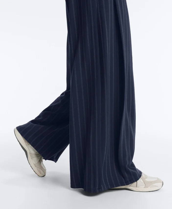 Pantalon à jambes larges Soft Touch, avec plis sur les côtés et en modal Pantalon à jambes larges Soft Touch, avec plis sur les côtés et en modal