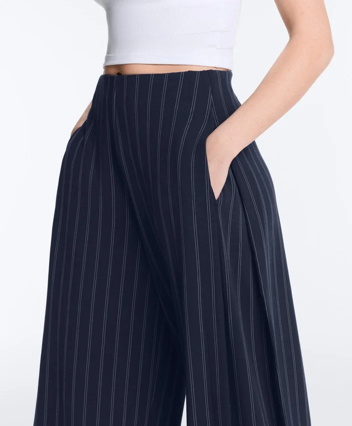 Pantalon à jambes larges Soft Touch, avec plis sur les côtés et en modal Pantalon à jambes larges Soft Touch, avec plis sur les côtés et en modal