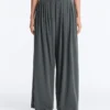 Pantalon large au toucher Light Touch avec pinces Pantalon large au toucher Light Touch avec pinces
