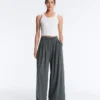 Pantalon large au toucher Light Touch avec pinces Pantalon large au toucher Light Touch avec pinces