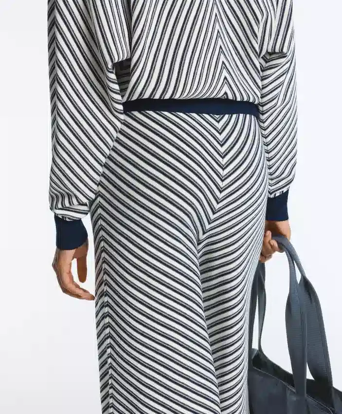 Pantalon large en maille à rayures diagonales Pantalon large en maille à rayures diagonales