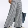 Pantalon large en maille à rayures diagonales Pantalon large en maille à rayures diagonales