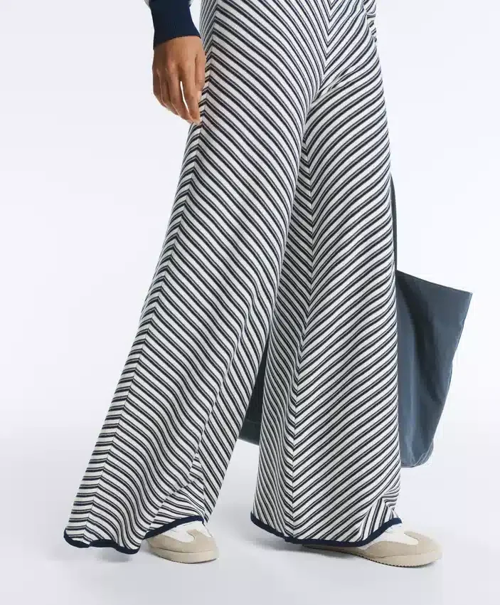 Pantalon large en maille à rayures diagonales Pantalon large en maille à rayures diagonales