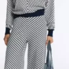 Pantalon large en maille à rayures diagonales Pantalon large en maille à rayures diagonales