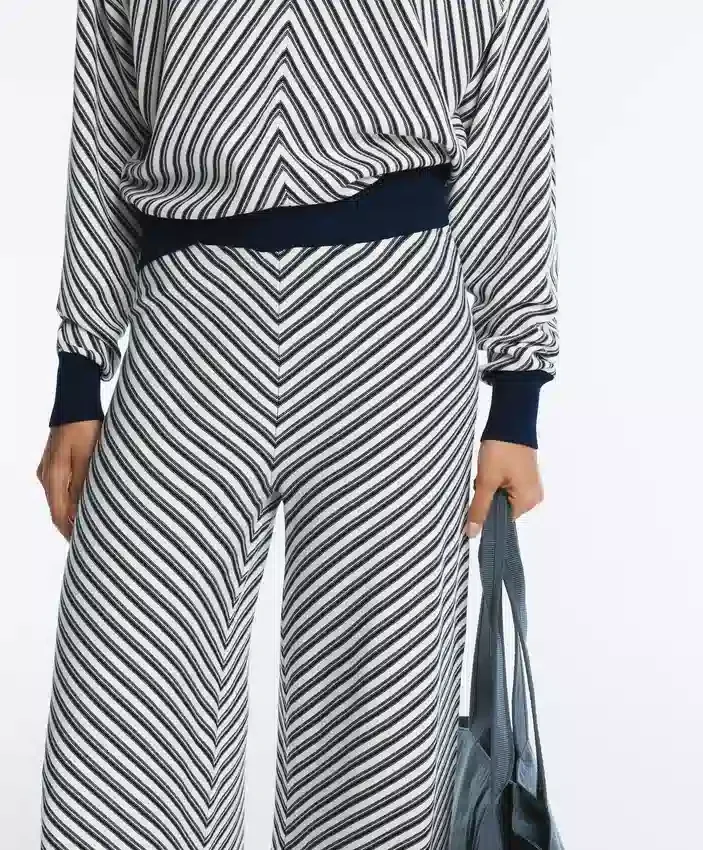 Pantalon large en maille à rayures diagonales Pantalon large en maille à rayures diagonales