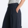 Pantalon large en piqué de coton à fines rayures Pantalon large en piqué de coton à fines rayures