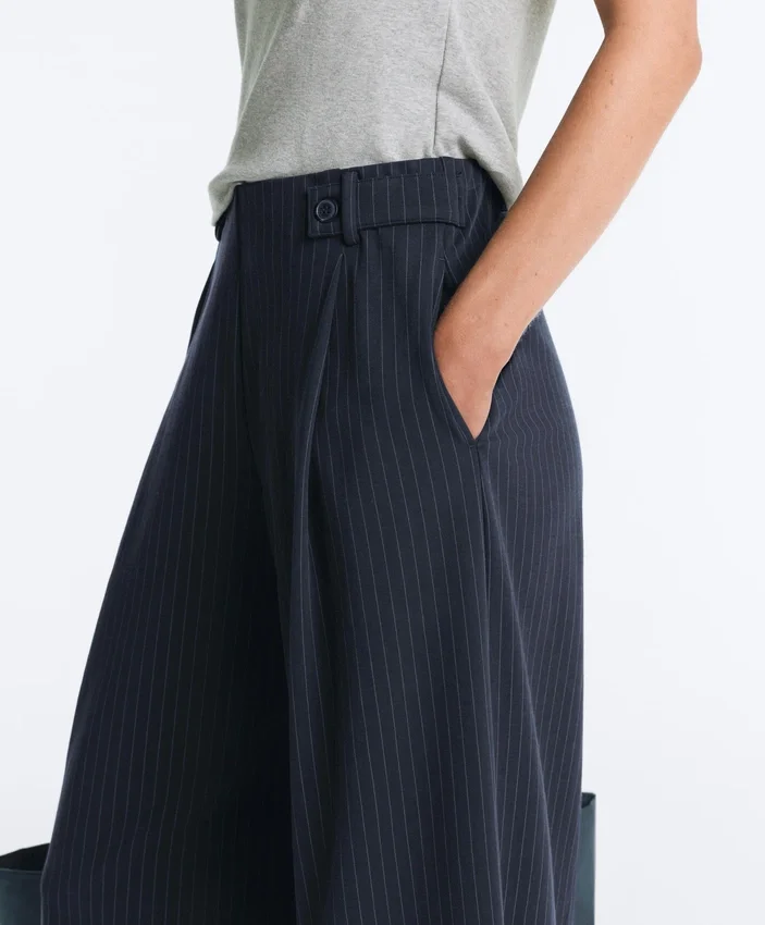 Pantalon large en piqué de coton à fines rayures Pantalon large en piqué de coton à fines rayures
