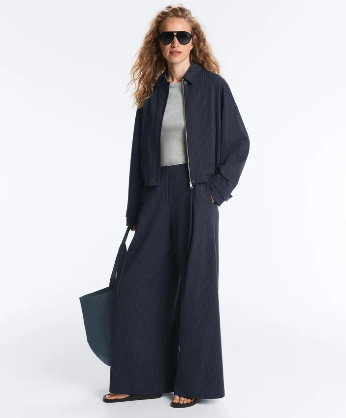 Pantalon large en piqué de coton à fines rayures Pantalon large en piqué de coton à fines rayures