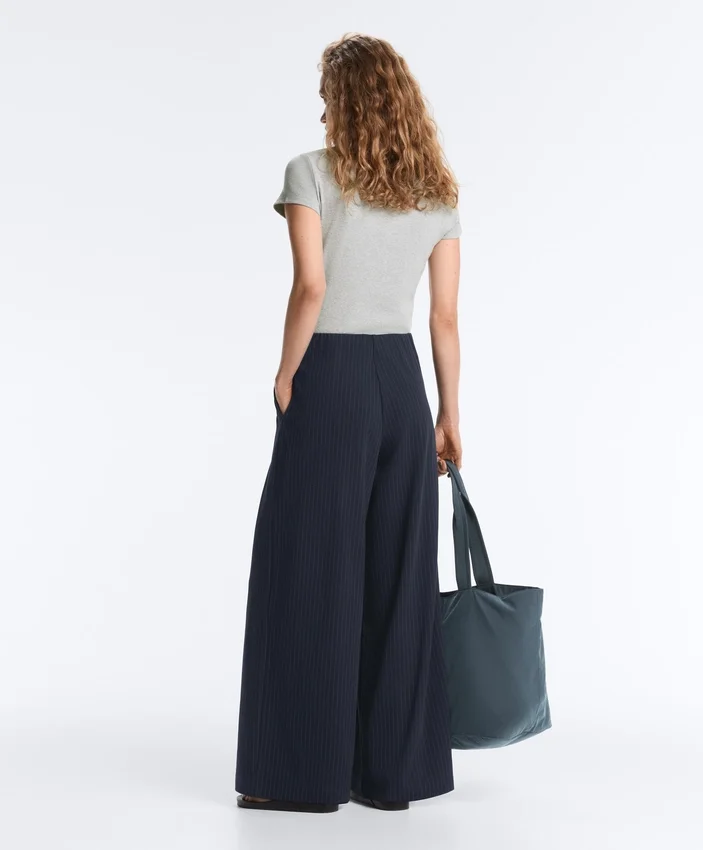 Pantalon large en piqué de coton à fines rayures Pantalon large en piqué de coton à fines rayures