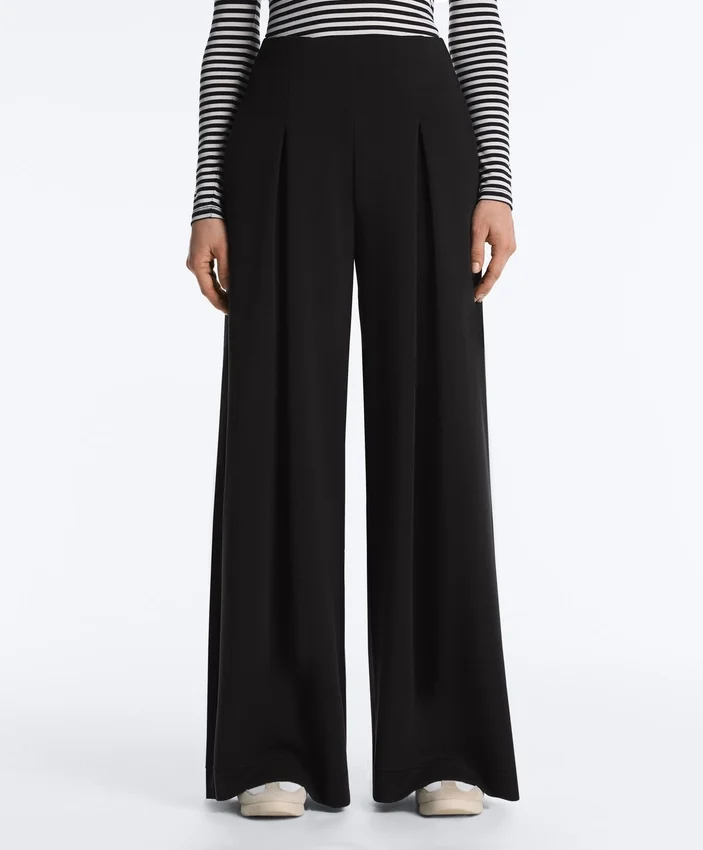 Pantalon long à jambes larges en modal Soft Touch et à plis Pantalon long à jambes larges en modal Soft Touch et à plis