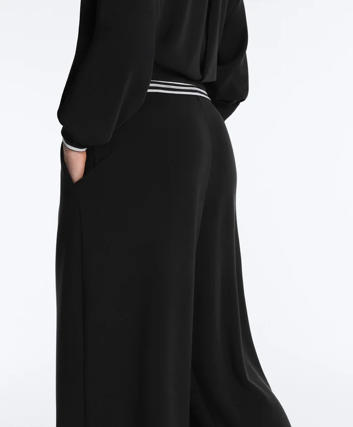 Pantalon long à jambes larges en modal Soft Touch et à plis Pantalon long à jambes larges en modal Soft Touch et à plis